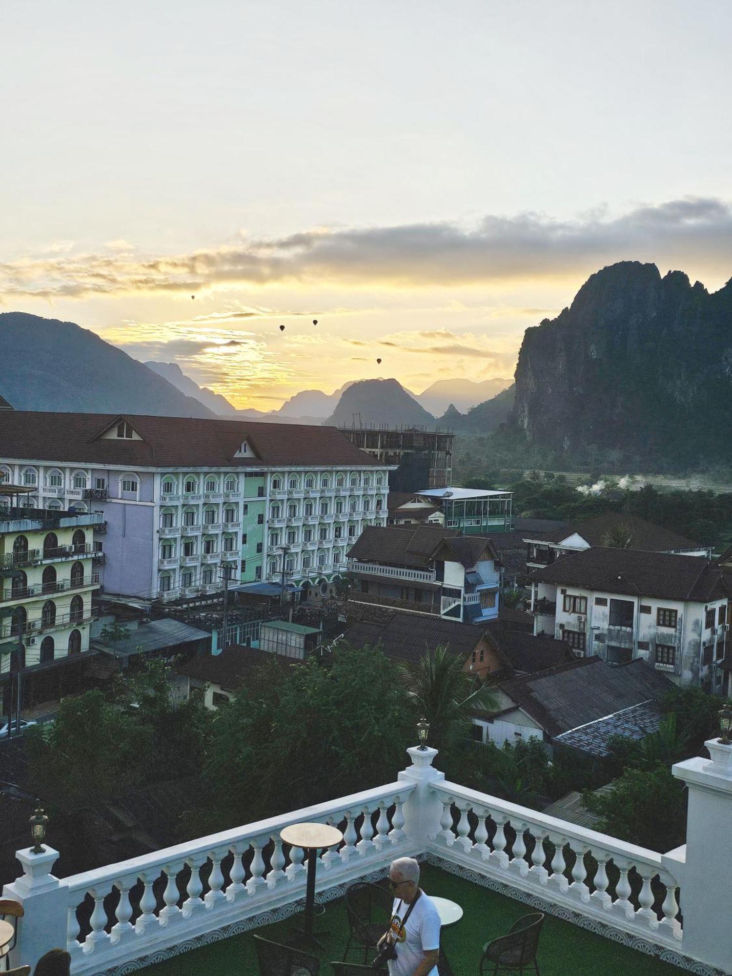 Sky Hotel วังเวียง ภายนอก รูปภาพ